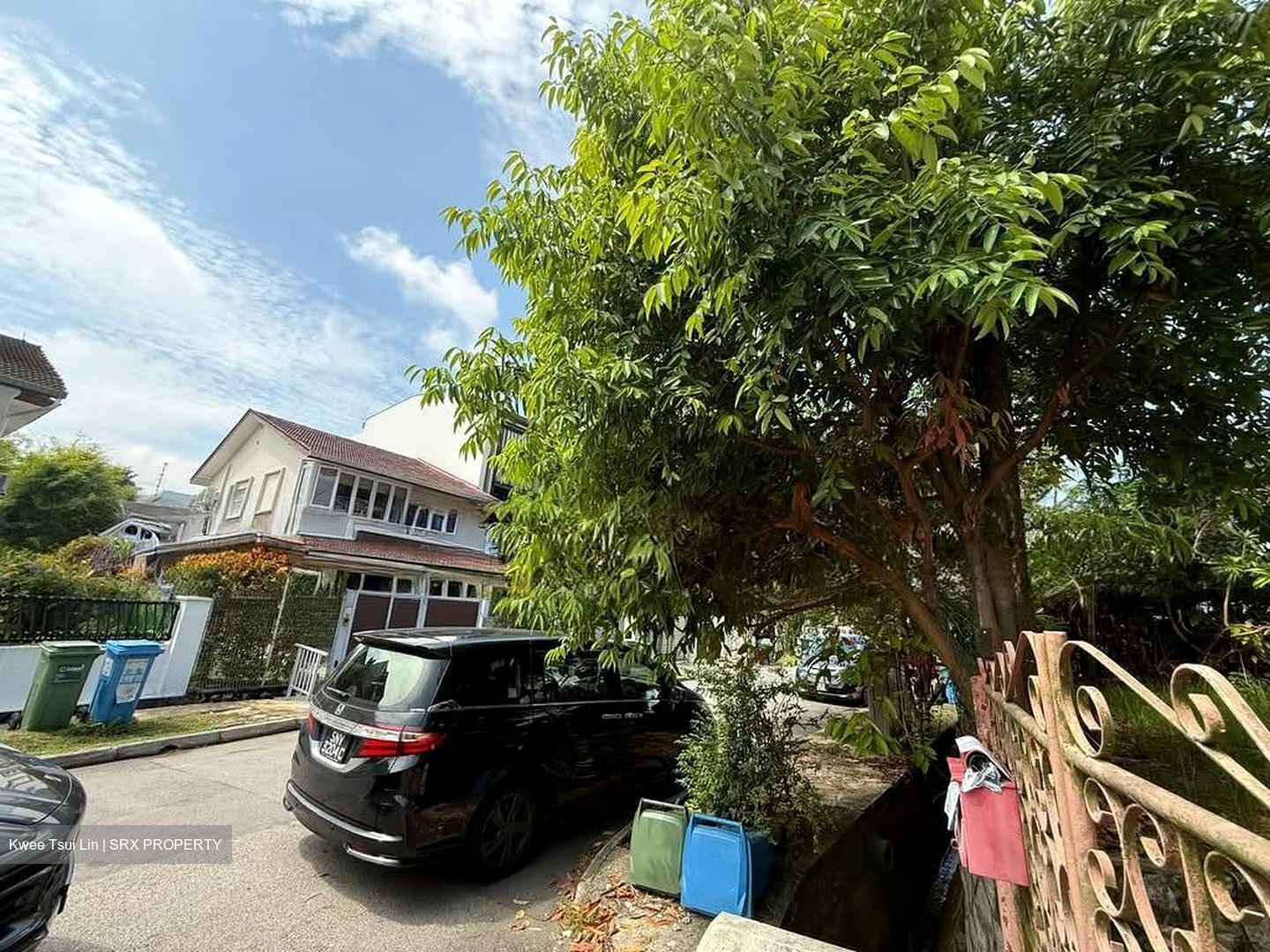 Sixth Avenue (D10), Terrace #583808551